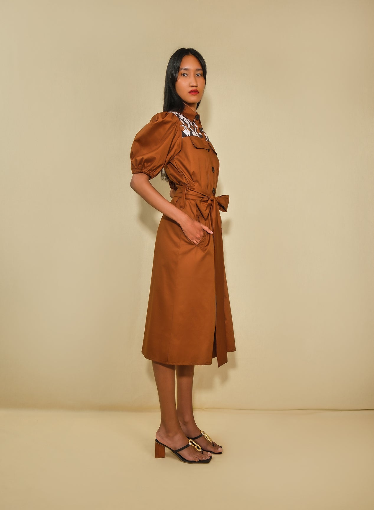 Side model wearing a puff sleeve midi shirt dress