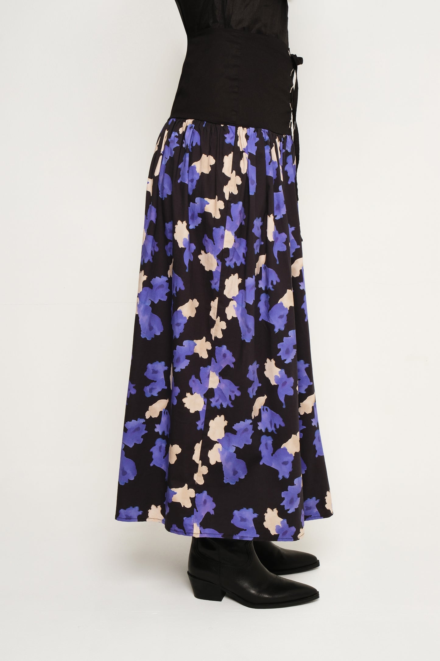 Chaos Petal High-Neck Ruffle Blouse – Lightweight Black Linen